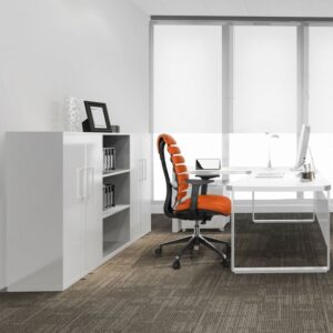 Schicker Bürostuhl Orange mit Rippen im Rücken, ergonomisch geformt. 