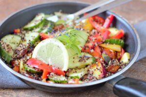 Leckerer Quinoa-Salat mit Gemüse und Zitrone