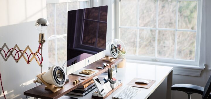 Hochmoderne Büroausstattung fürs Homeoffice mit smarter Technik