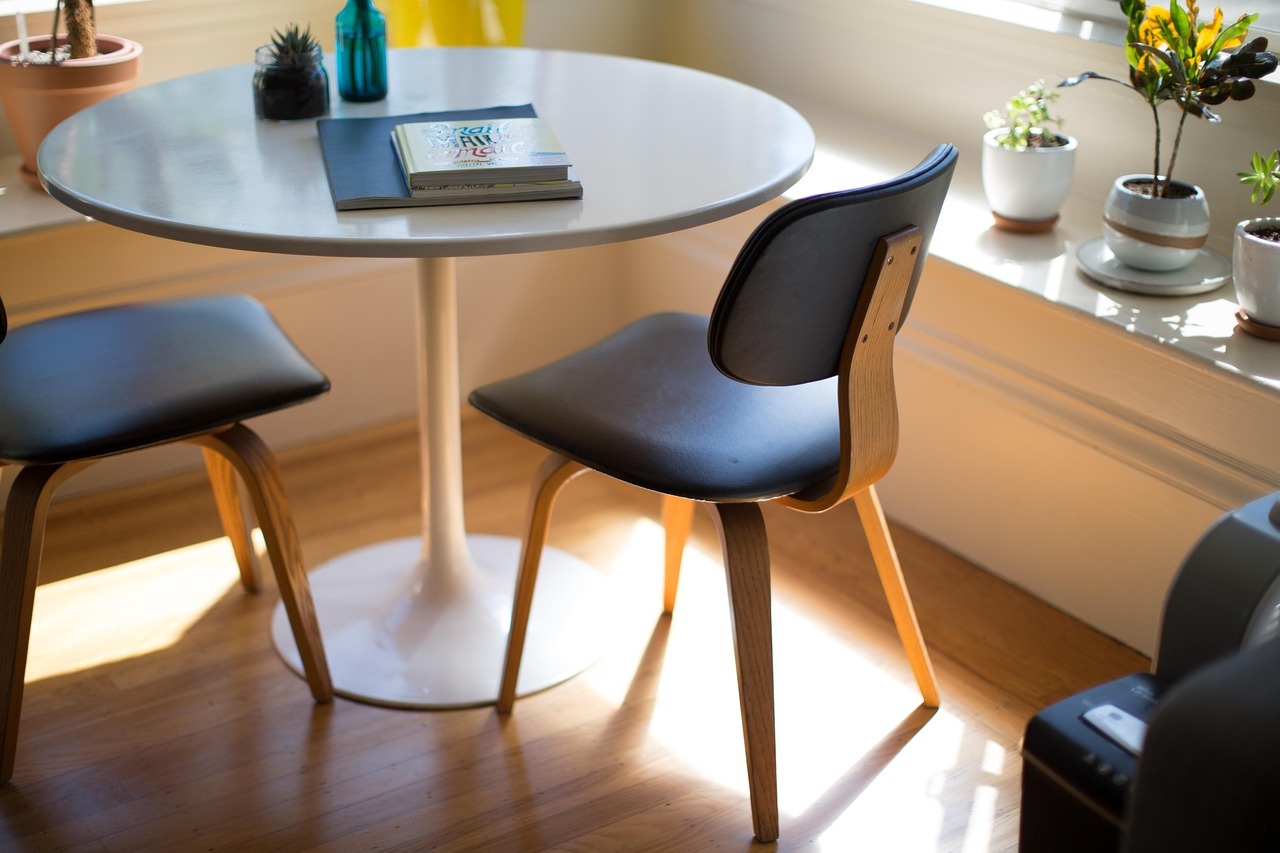 Die besten Bodenbeläge fürs Homeoffice – robust, bequem und rollstuhlfreundlich