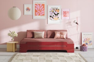 Stapelliege in Rot mit rosa Bezug und Rückenkissen in rosa Raum