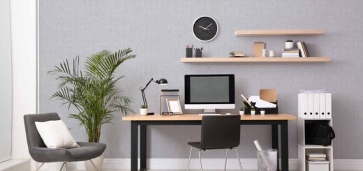 Modernes Homeoffice mit grauer Wand