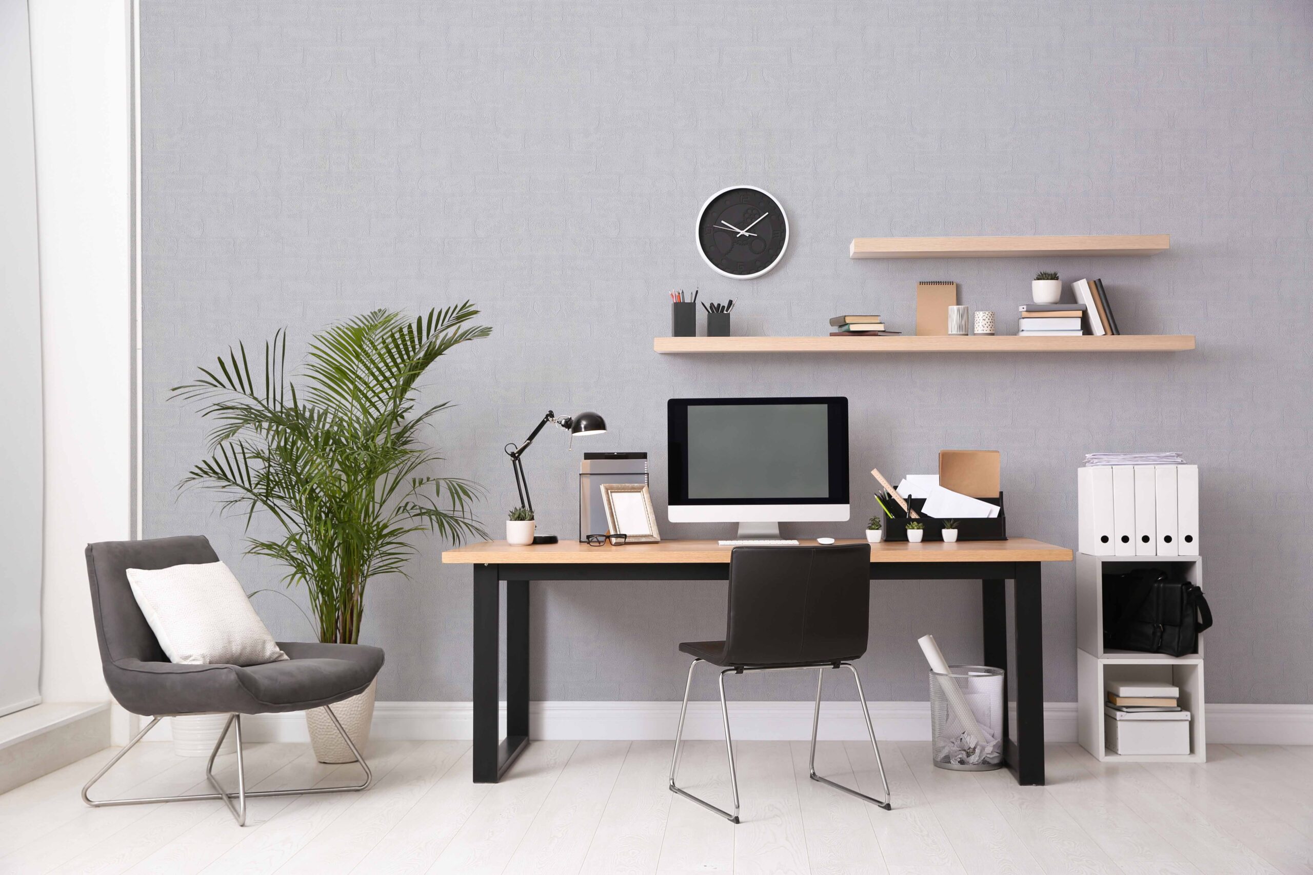 Modernes Homeoffice mit grauer Wand