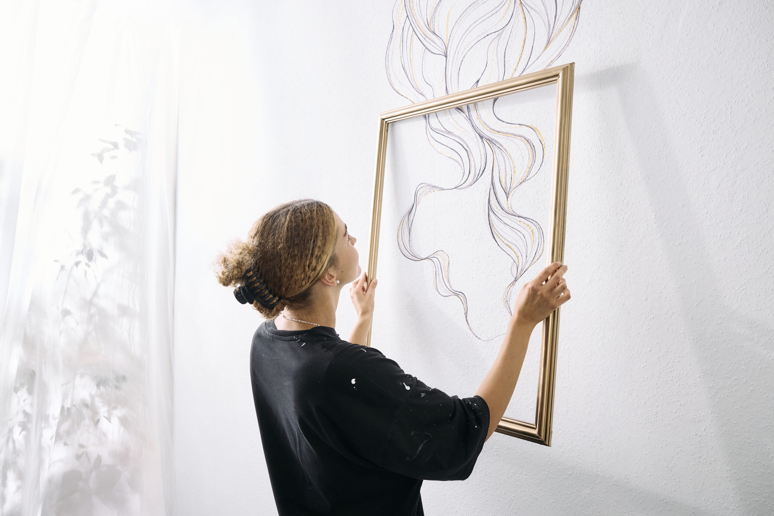 Wände clever inszenieren: Tapete, Farbe und Kreativität